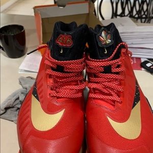 One pair of Paul George hyper live sneakers